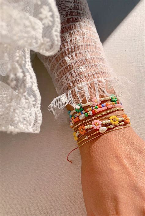 Seis pulseras y collares DIY que puedes hacer con niños este verano y