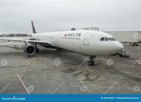 MINNEAPOLIS, USA - DECEMBER 28, 2015: DELTA AIRLINES Aircraft in Minneapolis Airport. Editorial ...