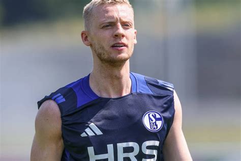 Ehemaliger S04 Spieler Baumgartl wirbt im Movember für Männergesundheit