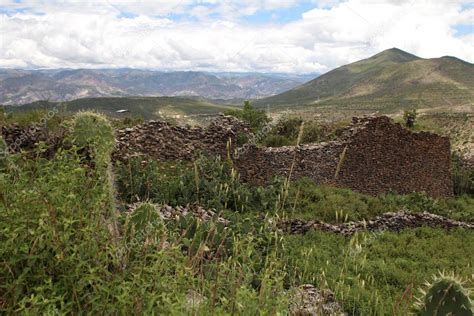 Antigua Muralla Construida Por Los Pueblos Ind Genas Wari Una