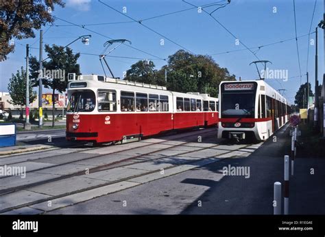 Wien U Bahn Triebwagen der Typ T mit Straßenbahngleisen daneben