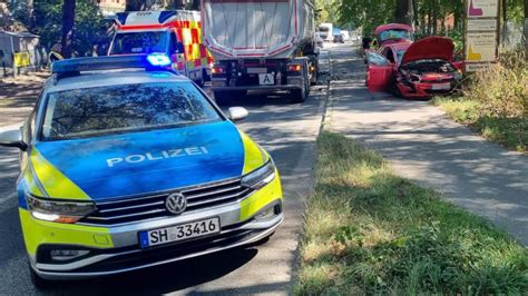 Schwerverletzter Nach Kollision Von Pkw Und Lkw In Lauenburg Shz