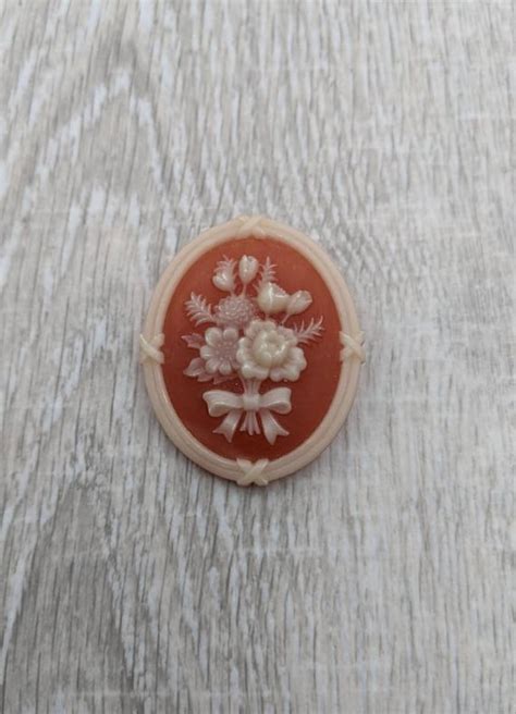 Vintage Avon 1982 Cameo Gem