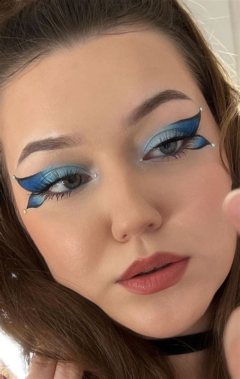 20 Cool Makeup Looks And Ideas For 2021 Blue Pantone Graphic Liner