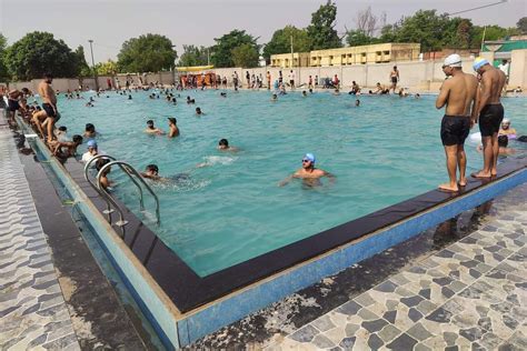 Passion For Swimming स्विमिंग पूल की सौगात से शहरवासियों में छाया