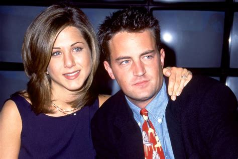 Jennifer Aniston chora ao relembrar de Matthew Perry veja o vídeo