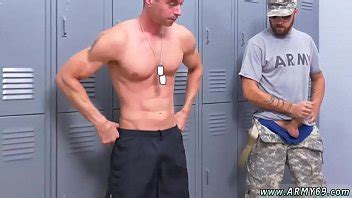 Hombres heterosexuales desnudos del ejército entrenamiento adicional gay para los novatos
