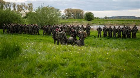 Arian Hunderte Einsatzkräfte suchen Jungen in Bremervörde in