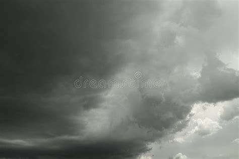 Fuerte Lluvia Cayendo De Nubes Tormentosas Durante La Tormenta En El