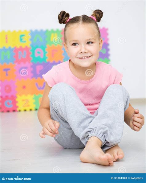 La Petite Fille S Assied Sur Le Plancher Dans L Cole Maternelle Photo