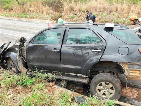 G1 Um Morre E Dois Ficam Feridos Em Acidente Na Ba Carro Ficou