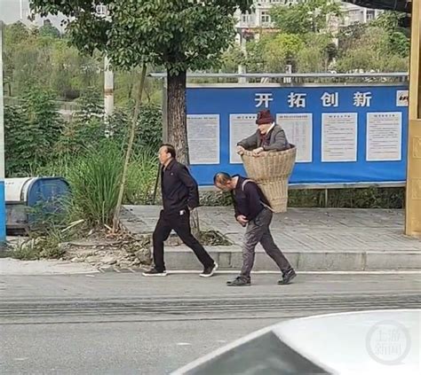 这一幕令人动容！怕老母亲晕车，两兄弟轮流用背篼背母亲去医院 上游新闻 汇聚向上的力量