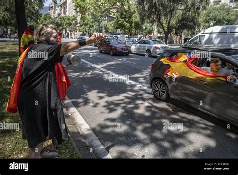 Une femme sur le côté de la route applaudit les manifestants pendant la