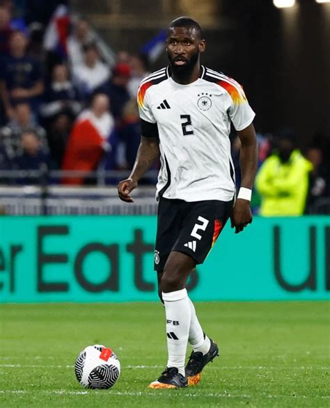 Religiöse Geste Antonio Rüdiger und DFB zeigen Journalisten an Nau ch