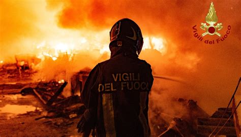 Incendio A Firenze In Zona Piagge I Vigili Del Fuoco Salvano Le