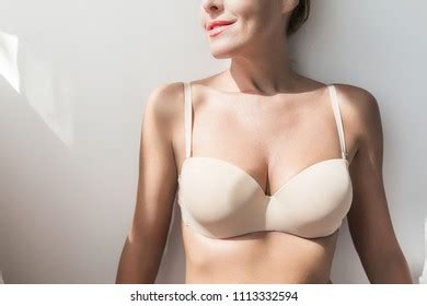 Naked Woman Back View Holding Bra Foto Stok 183151577 Shutterstock