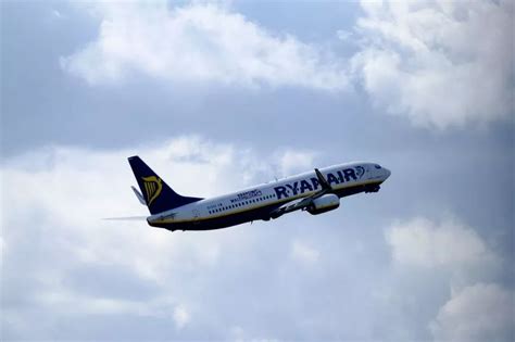 Ryanair Announce 24 Hour Flash Sale With 16 99 Fares On All