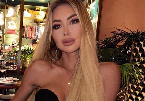 Pokaza A Zdj Cia W Bikini D Robi Cuda Z Sylwetk