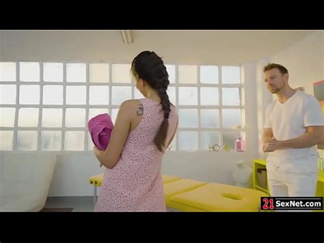 Cliente morena aceitada y luego follada duro después de un masaje XVIDEOS