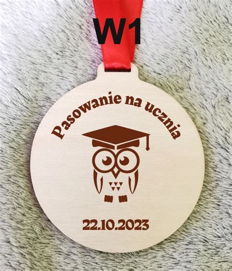 Medal Pasowanie Ucznia Przedszkolaka Grawer Drewniany Prezent Medal