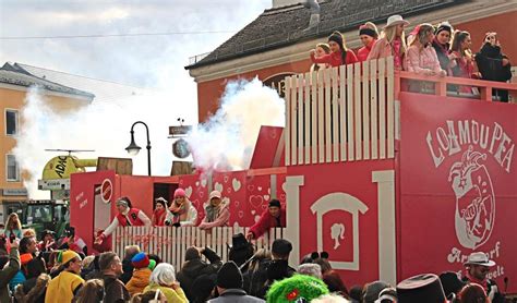 Buntes Treiben Ber Gruppen Beim Faschingsumzug Durch Arnstorf