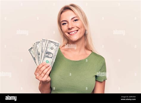 Jeune Belle Femme Blonde Tenant Un Bouquet De Billets De Dollars Plus