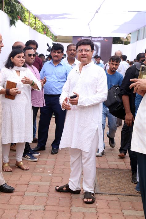 Sachin Pilgaonkar Gave Final Respects Sulochana Latkar At Her House