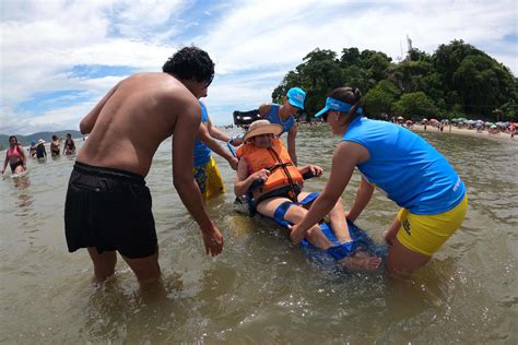 Praia Acessível permite a pessoas deficiência tomarem banho de mar