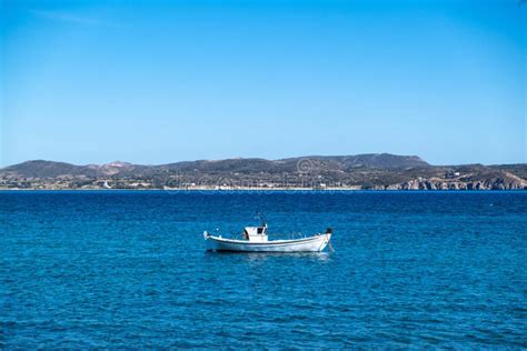 Cicladas De La Isla Griega De Milos Barco De Pesca Amarrado Al Aire