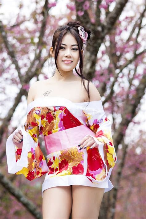 Asiatische Sexy Frau Die Traditionellen Japanischen Kimono Trägt