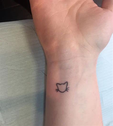 Hier Ist Ein Kleiner Katzen Tattoo Auf Handgelenk Eine Katze Mit Lanhen