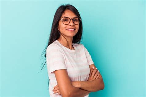 Mujer Latina Joven Aislada Sobre Fondo Azul Feliz Sonriente Y Alegre Foto Premium
