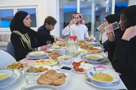 Família muçulmana tendo iftar juntos durante o ramadã povo árabe se