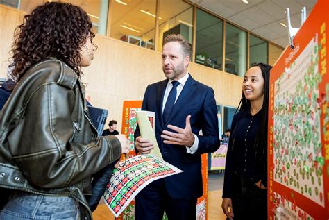 Minister Hugo De Jonge BZK Bezoekt Verkiezingsfestival In Den Haag