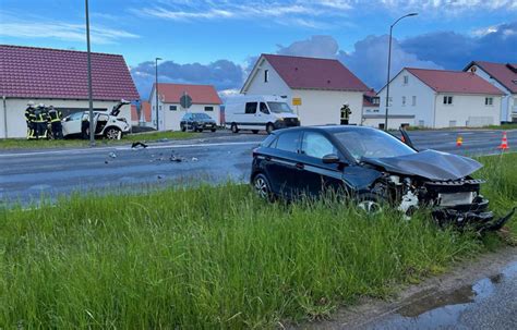 Aktuell Unfall Beim Abbiegen Pkw Krachen Frontal Zusammen