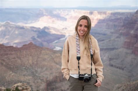 Jeune Fille Blonde Avec Un Appareil Photo Vintage Au Bord Du Grand Canyon Photo Stock Image Du