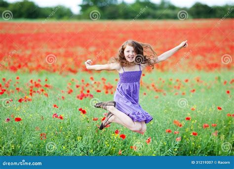 Jeune Fille Sautant Pour La Joie Image stock Image du lifestyle pré