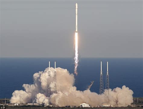 Spacex Launches Nasas 337 Million Planet Hunting Tess Spacecraft