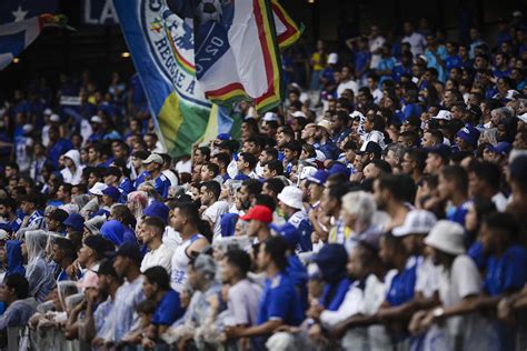 Torcedores De Organizada Do Cruzeiro Protestam Em Frente Ao CT Do Clube