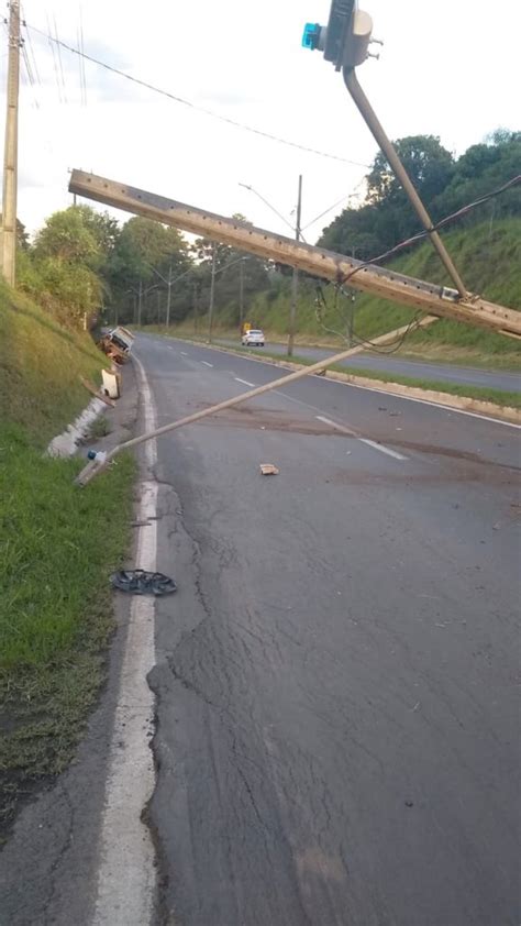 Carro atinge poste na BR 153 em Irati Rádio Najuá