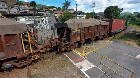 Trem de Carga Geral XRO da MRS Logística subindo forte rampa no bairro