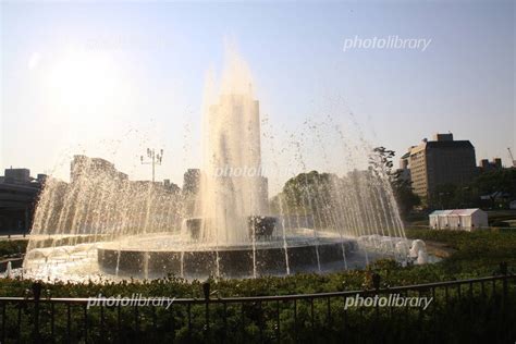 平和公園の噴水と朝日 写真素材 [ 496374 ] フォトライブラリー Photolibrary