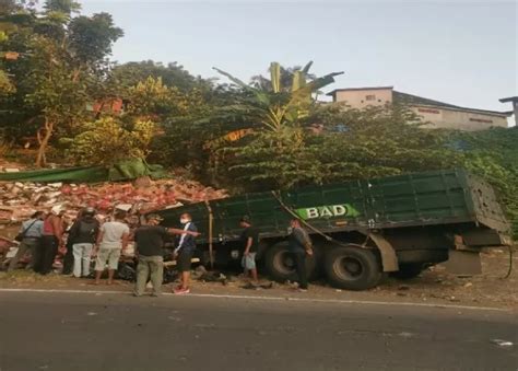 Naas Rem Blong Tronton Seruduk Pemotor Dua Orang Meninggal Dunia