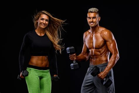 Exercício de casal fitness junto pesos Foto Premium