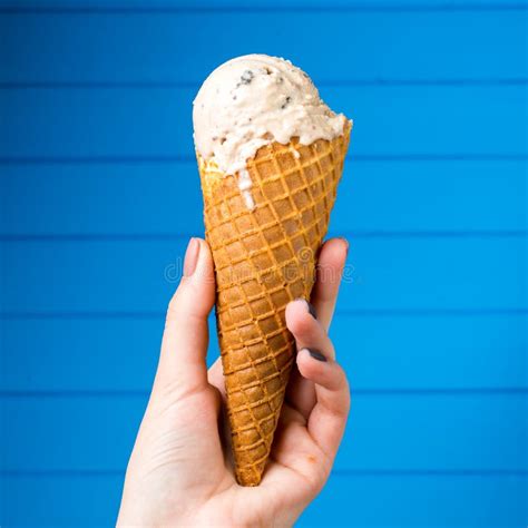 Helado De Vainilla Con El Cono En El Fondo Blanco Foto De Archivo