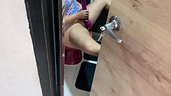 ESPIANDO A MI MADRASTRA EN EL BAÑO LA TERMINO COGIENDO XVIDEOS