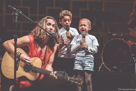 Menina câncer se emociona ao cantar O Sol de Vitor Kley