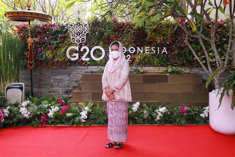 Ibu Negara Iriana Joko Widodo Kenakan Busana Nusantara Pada Spouse