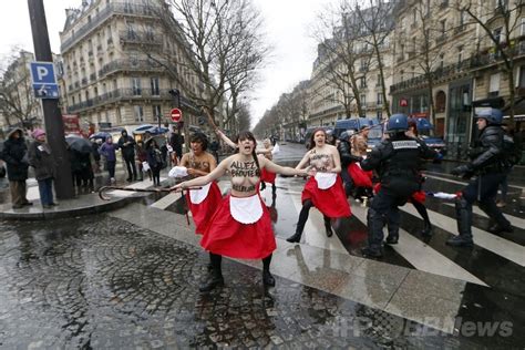 Femen、仏「怒りの日」デモにトップレス抗議 写真12枚 国際ニュース：afpbb News