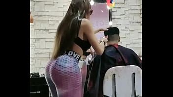 FINAL FELIZ EN ESTETICA SEXUAL CON LA ESTILISTA MIENTRAS OTROS VEN XVIDEOS